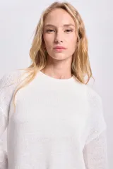 Sweater de punto color blanco, con cuello redondo y corte irregular.