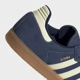 Championes Adidas Samba OG de ante azul marino con las tres tiras características y la presilla del talón en color blanco crema, con suela de goma marrón.
