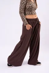 Pantalón wide leg negro de cintura elástica, confeccionado en algodón con lycra, de corte holgado y caída fluida.