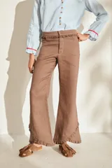 Pantalon de lino color marrón, de corte flared, con detalles de volados fruncidos en la cintura y en los dobladillos inferiores.