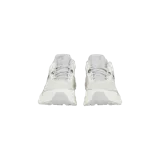 Championes de trail running On Running modelo Cloudvista 2, en color blanco con detalles en verde oliva. Presentan capellada de malla transpirable, cordones tradicionales y suela con tecnología CloudTec para mayor amortiguación.