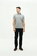 Remera polo gris con cuello y mangas con borde blanco, logo bordado en el pecho y corte regular. Confeccionada en algodón y spandex.