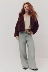 Saco de punto suave con lana, color beige, escote en V, botonadura frontal y ribetes acanalados en puños y dobladillo.