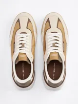 Zapatillas deportivas Tommy Hilfiger Classics, color beige con detalles en marrón y blanco. Confeccionadas en cuero y poliéster, con suela de goma y logo de la marca en el lateral.