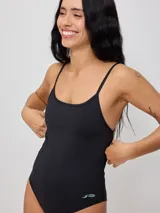 Malla entera de natación color negro con estampado de motivos playeros en blanco, con breteles finos y corte de pierna alto.