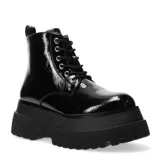 Botas de mujer estilo militar, caña media, color negro charol. Cierre con cordones y suela track gruesa y dentada.