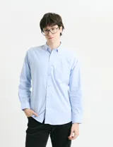 Camisa de tejido Oxford con cuello button-down, manga larga y bolsillo frontal. Presenta botones al tono y un corte clásico.