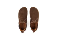 Botas estilo chelsea de gamuza color marrón chocolate, con elásticos laterales en tono oscuro, suela plana y flexible, y costuras pespunteadas a contratono.