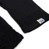 Guantes de tejido suave color negro con puño acanalado, ideales para mantener las manos abrigadas durante el invierno.