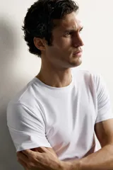 Camiseta slim fit de manga corta y cuello redondo en color gris.