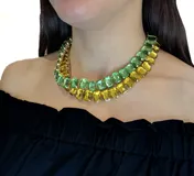 Collar corto dorado con cristales rectangulares engarzados.