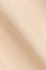 Remera de punto fino suave color beige con escote en V, modelo de cintura entallada con mangas dolman largas.
