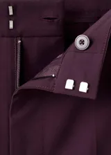 Pantalon de corte recto en color morado oscuro, con tiro medio y detalle de ribete (piping) en contraste a lo largo de las piernas. Cuenta con bolsillos laterales, cierre oculto y trabillas para cinturón.