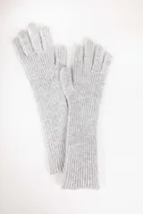 Guantes largos de tejido de punto color gris claro.