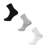 Pack de tres pares de medias deportivas unisex Tiffosi de caña alta, en colores negro, blanco y gris.