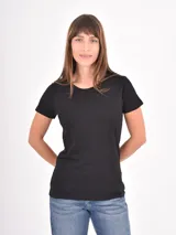 Remera básica de cuello redondo y manga corta, con corte ajustado al cuerpo.