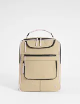 Mochila porta laptop color verde oliva con detalles en rosa claro. Presenta múltiples compartimentos frontales con cierres negros, asa superior reforzada y correas ajustables. Incluye un pequeño aplique metálico decorativo en la parte inferior.