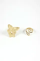 Set de dos anillos dorados. Uno con diseño de mariposas superpuestas y otro con diseño de líneas curvas.