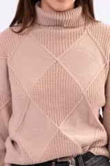 Sweater de cuello alto con diseño de rombos texturizados, de calce holgado y mangas largas.