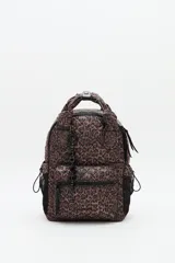 Mochila de diseño acolchado con patrón de animal print en tonos marrones. Cuenta con un compartimento principal con cierre, un bolsillo frontal con cierre, bolsillos laterales de red y manijas superiores. Incluye un dije colgante con la palabra LOVE.