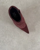 Botin de gamuza negra con punta fina y taco cuadrado.