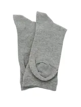 Medias de largo medio color gris melange, confeccionadas con tecnología de puño suave y bordado pequeño del logo de la marca en la parte superior.