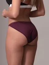 Bombacha de bikini color borgoña, de microfibra ligera, con cintura elástica con logo de la marca.
