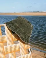 Gorro tipo bucket color borgoña con logo bordado al frente.