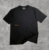 Remera negra de algodón con corte oversize, cuello redondo y mangas cortas. Estampa pequeña con el logo de la marca en el frente y en la espalda.