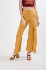 Pantalón mostaza de tela Slubb lycra de algodón elastizada, con corte palazzo y diseño cruzado en la cintura.