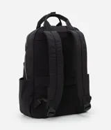 Mochila negra con bolsillo delantero con cierre, bolsillo interno para notebook, correa de mano y asa para valija.