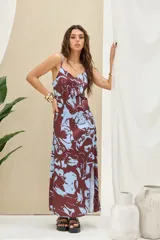 Vestido midi con estampado floral en tonos marrón y celeste, tirantes finos y escote en V.