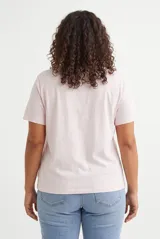 Remera básica de manga corta y cuello redondo, de corte clásico y diseño liso.