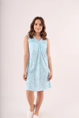 Camisón celeste con estampado floral, sin mangas y escote en V con frunces.