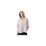 Camisa de manga larga Eme Studios modelo Bolibic Sugar, con diseño a rayas finas rosadas y blancas, cuello camisero, cierre frontal de botones y bolsillo en el pecho.