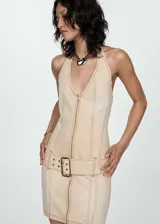 Vestido corto de algodón estilo denim, con diseño entallado, cuello halter y cierre frontal con cremallera. Incluye un cinturón decorativo integrado con hebilla metálica y costuras a la vista.