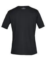 Remera de manga corta Under Armour, confeccionada en tejido Charged Cotton de secado rápido. Presenta cuello redondo y estampado frontal con el logo y nombre de la marca en color gris.