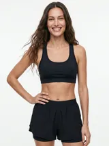 Short deportivo negro con diseño de doble capa, confeccionado con cintura elástica para mayor comodidad.