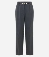 Pantalón de corte recto confeccionado en punto roma con estampado de cuadros. Presenta cintura estructurada con pliegues delanteros, trabillas para cinturón y cierre frontal. Incluye un cinturón fino con hebilla metálica.