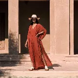 Sandalias de cuero color marrón con textura efecto cocodrilo, diseño de tira ancha en el empeine, tira trasera ajustable y suela plana con plataforma baja.
