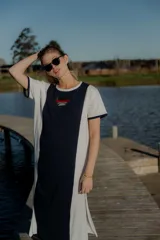 Vestido largo de algodón color blanco con corte de remera, tajos laterales y bordado geométrico en el frente.