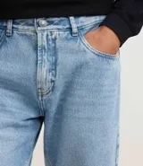 Bermuda masculina de jeans, color celeste claro lavado, de corte recto, con cierre tradicional y bolsillos.