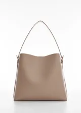 Bolso shopper color beige con asa ajustable y hebillas decorativas.