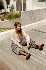 Bota de cuero color marrón, de caña alta con elástico lateral, plantilla de cuero con espuma confort y suela de goma.