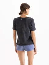 Remera gris oscuro con efecto acid wash, corte clásico, mangas cortas y cuello redondo. Cuenta con una estampa frontal de un corazón rojo con dos patitos amarillos besándose.