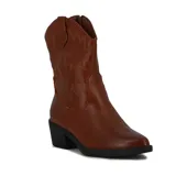 Bota tejana de caña baja color tostado, con detalles bordados en la caña y en la puntera. Cuenta con taco cuadrado y tirador lateral.
