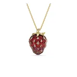 Colgante con dije en forma de fresa, elaborado con cristales en tonos rojos y detalles de cristales en tono dorado que representan las semillas, con baño en tono oro.