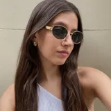 Lentes de sol ovalados con montura delgada dorada y patillas gruesas con estampado carey. Lentes polarizadas verdes con protección UV400.