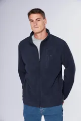 Campera de polar azul marino con cierre frontal completo, cuello alto y bolsillos laterales con cierre. Presenta un bolsillo vertical con cierre en el pecho y logo bordado.