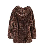 Campera de piel sintética con estampado animal print de leopardo en tonos marrones, con capucha y cierre frontal.